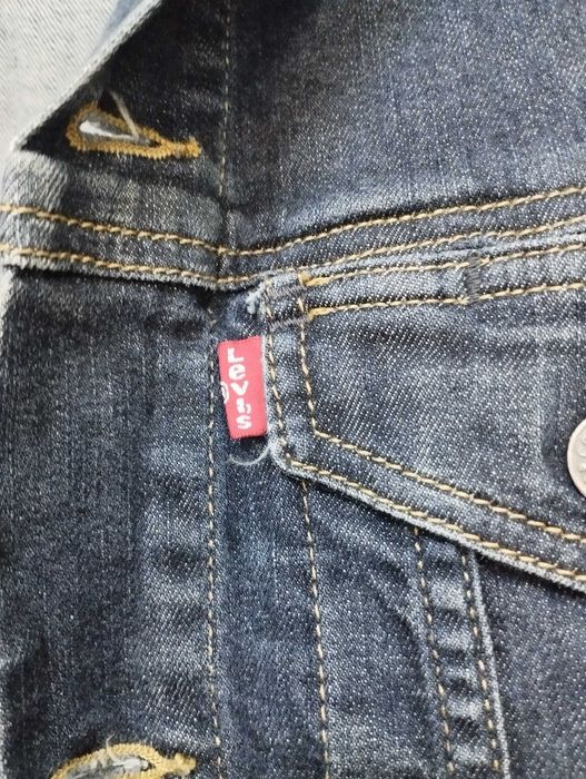 Geaca de blugi Levi's trucker, usor cambrat, barbati, L, in stare buna, usor purtati, achizitionat in SUA