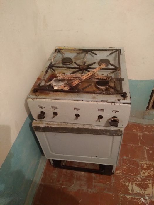 Rabochiy eski gaz plitamni sotaman metallomga yoki restavratorlarga