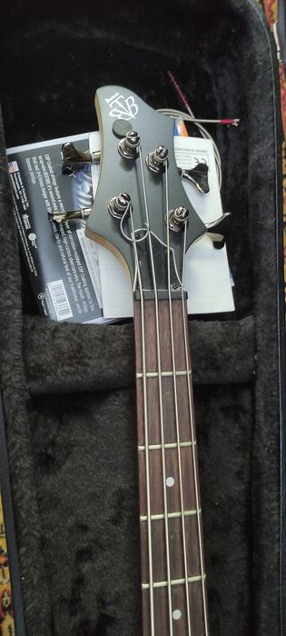 Бас-гитара Ibanez BTB200 Indonesia в чёрном матовом цвете.