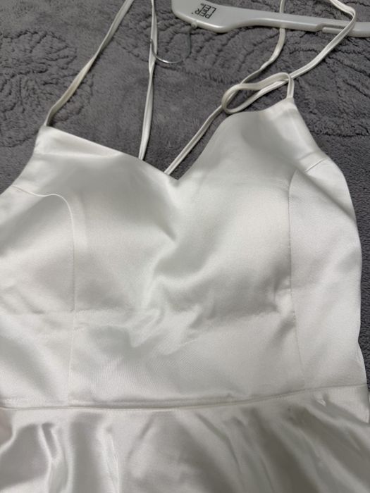 Бяла къса рокля.