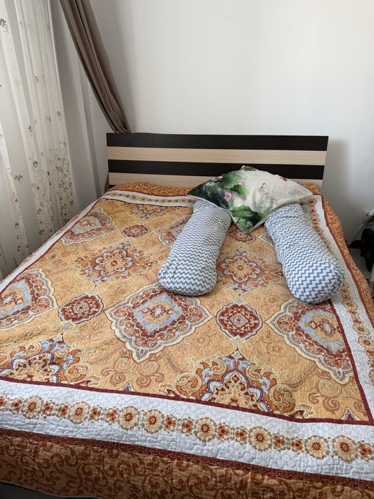 Кровать спальный с двумя тумбочками и матрас имеется