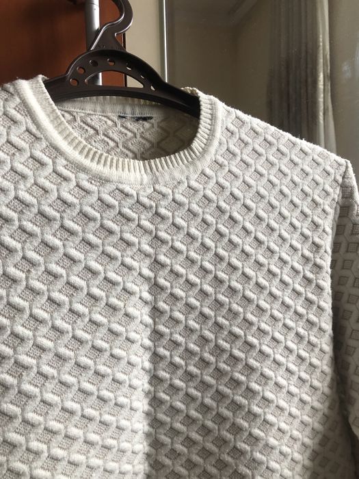 Белая кофта с узорами