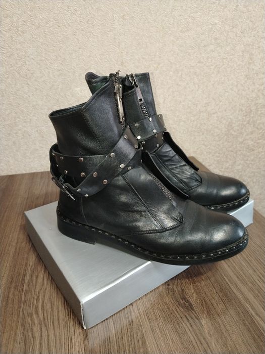 Продам женские ботинки