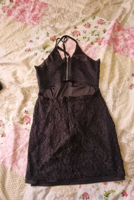 Дантелена рокля с гол гръб