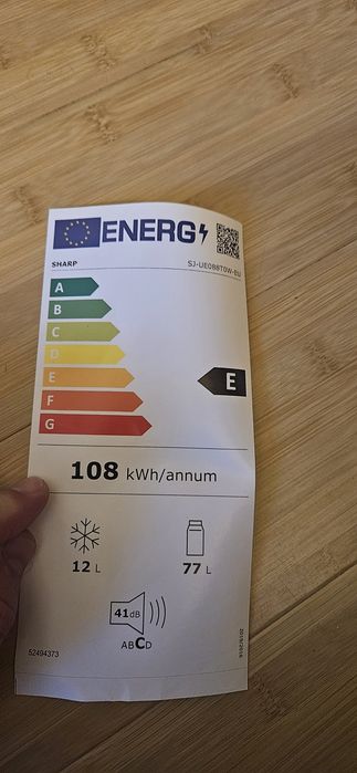 Vând frigider Sharp cu congelator