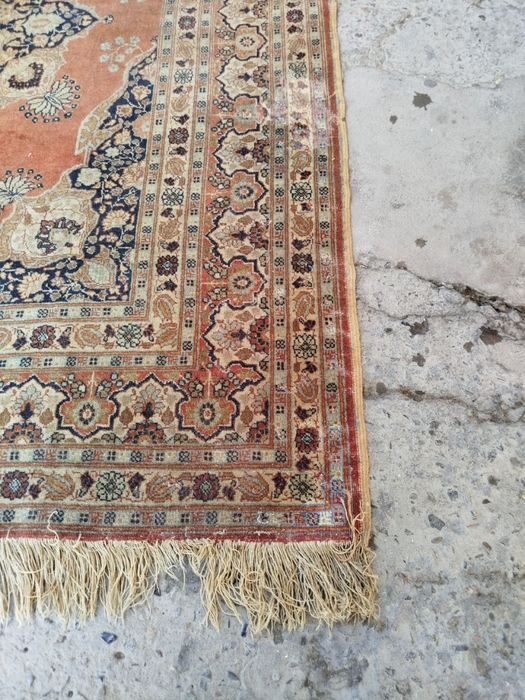Antikvar toqilgan gilam….