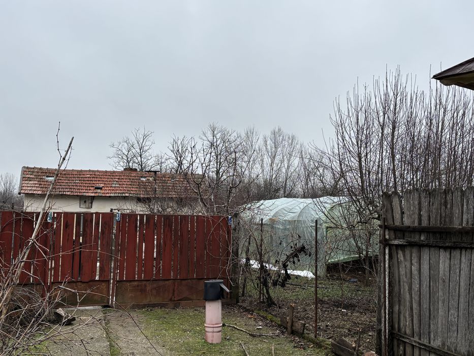 Teren cu casă și anexe gospodărești