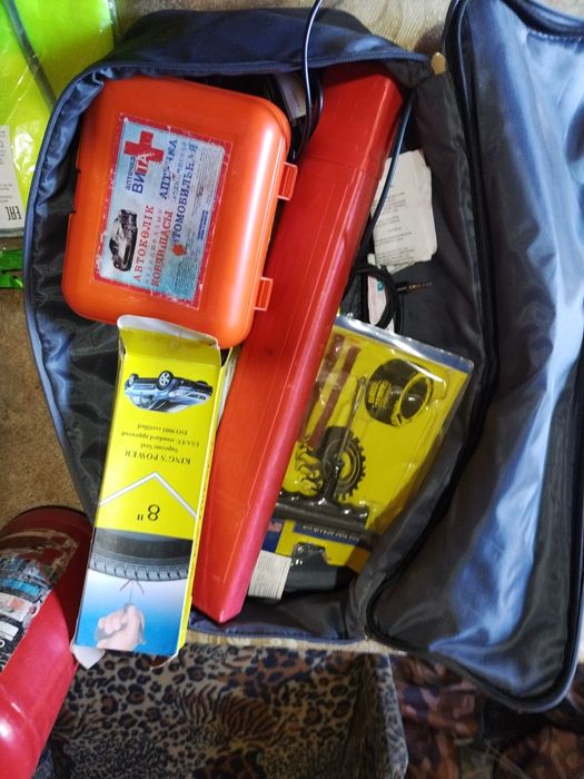 Продам набор аптечку огнетушитель и т. д