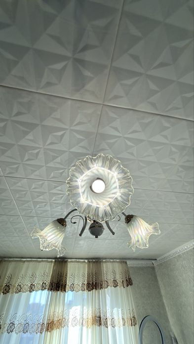 Продаю люстру на 3 плафона.