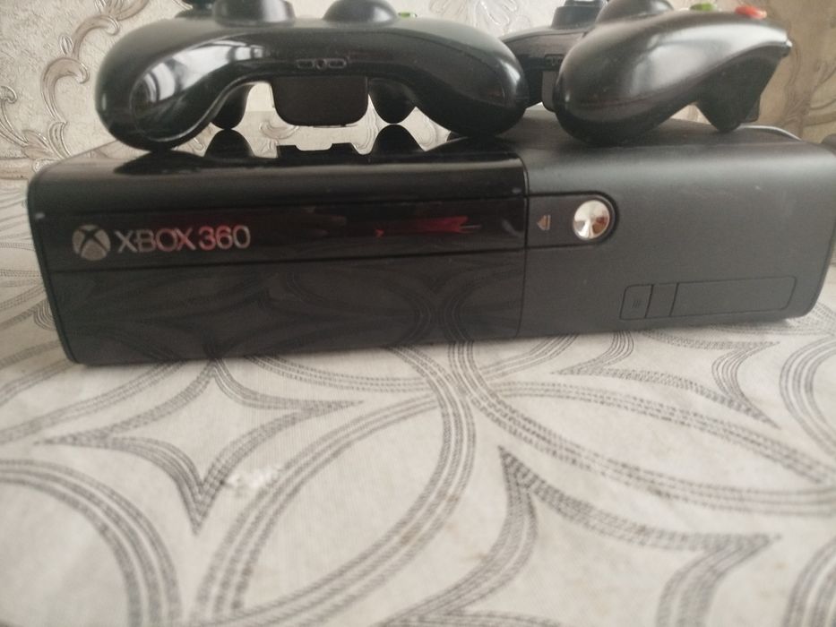 Xbox360E freeboot 55 игр 500gb 2 джойстика