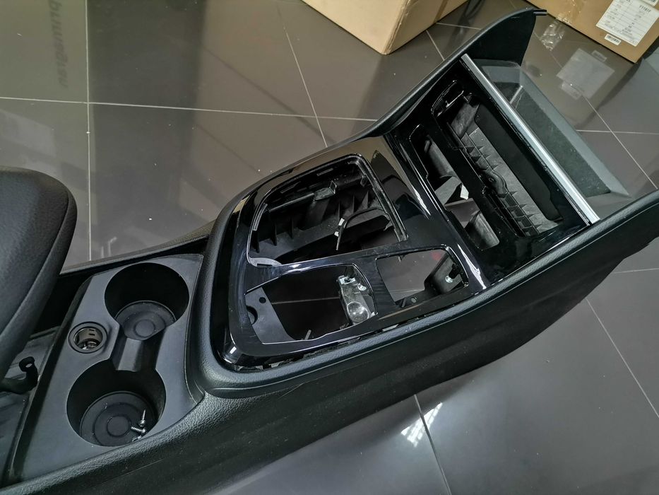 Централна Конзола BMW F45 F46 Комплект Индукционно Зарядно