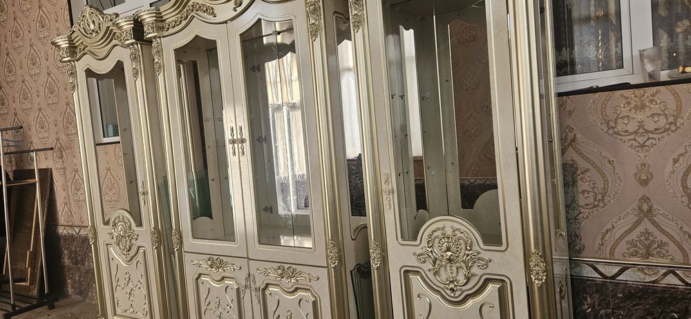 Стенка шкаф халати янги крлган жойи йок.