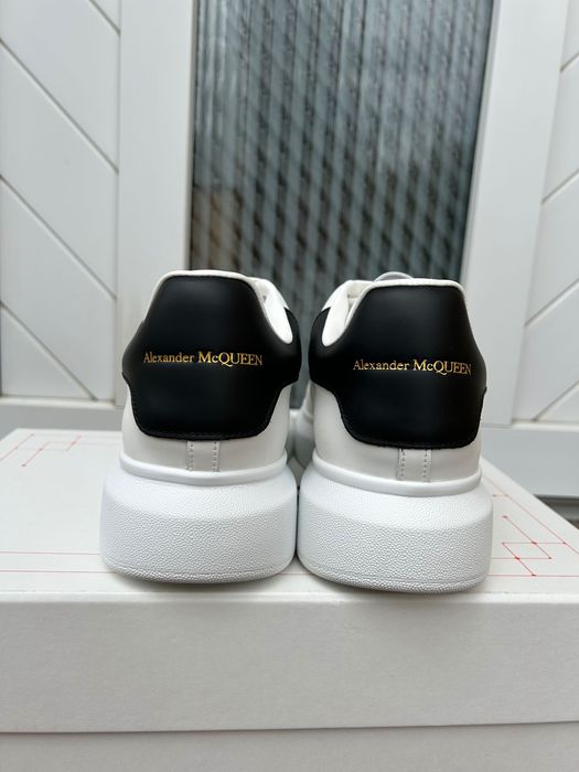 Vând Alexander McQueen