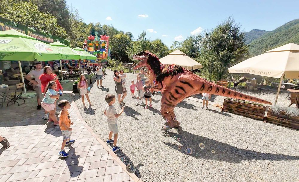 DINOZAUR URIAȘ – Apariție spectaculoasă pentru evenimente
