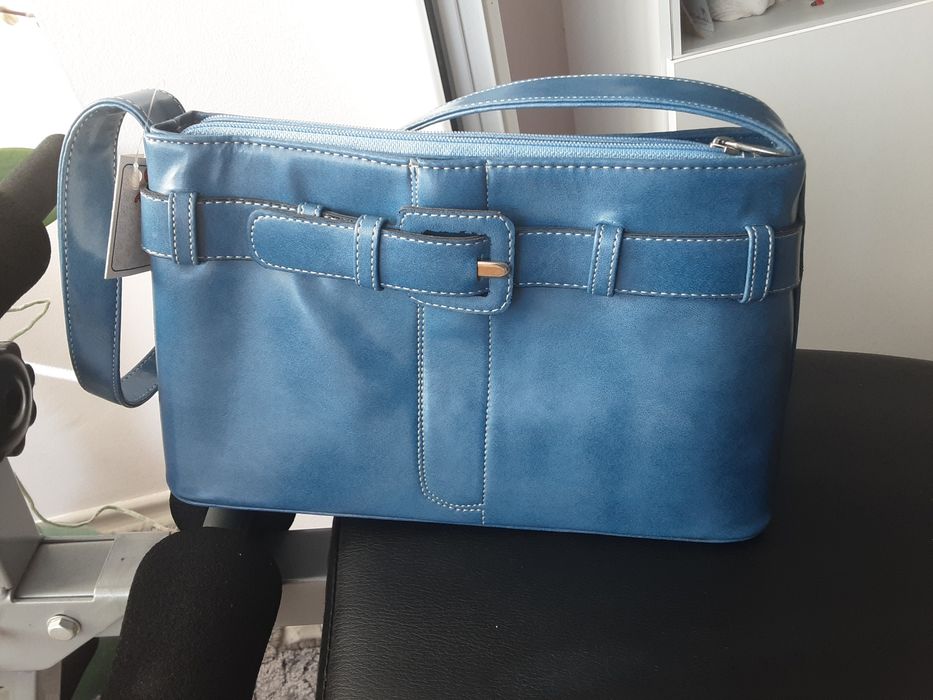 Продавам чисто нова, дамска чанта с една дръжка