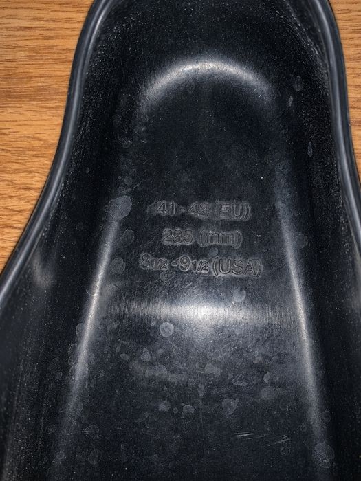 Vând pereche de labe scurte pentru înot Arena Powerfin, culoare neagră, mărimea 41–42 EU.