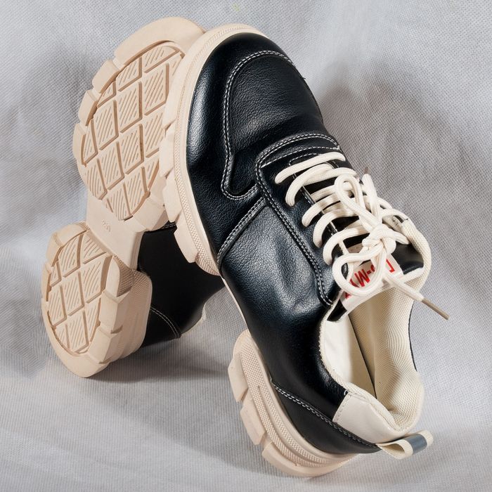 Обувь 39 размера ищет свою хозяйку.