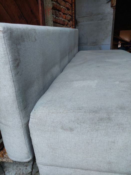 Диван с място за съхранение под седалката