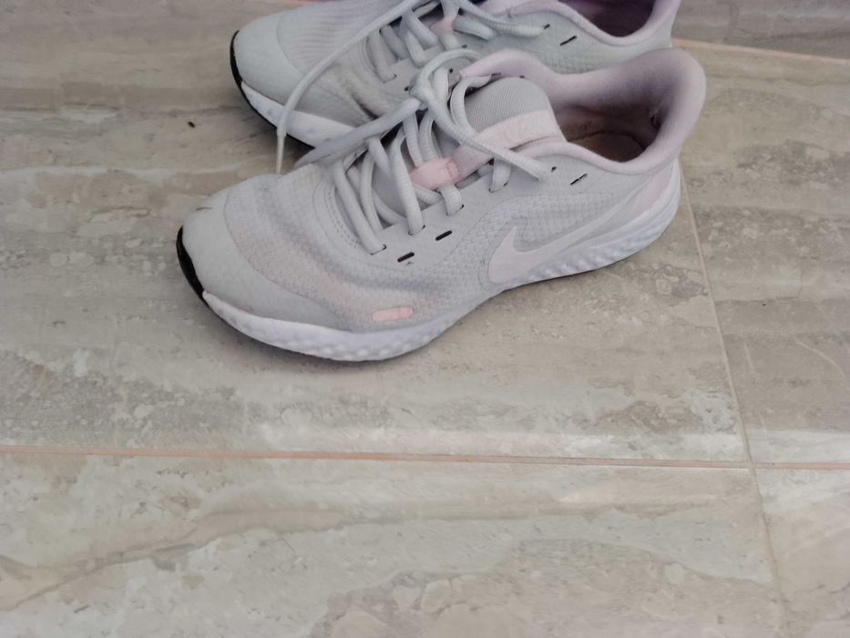 Два чифта обувки Nike