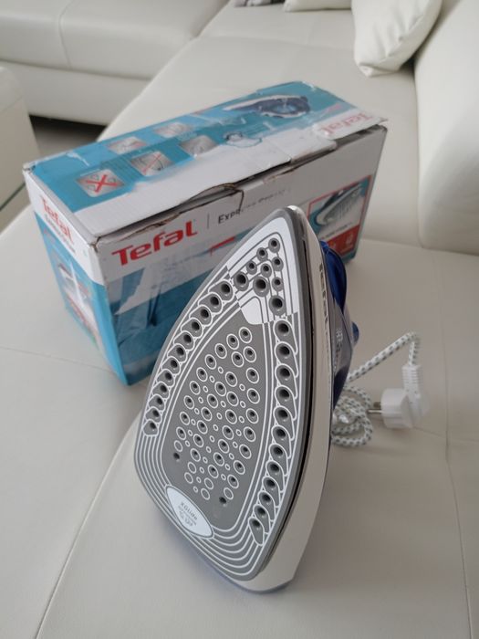 Vând fier de calcat Tefal Express Steam produs de calitate superioara nou nouț.