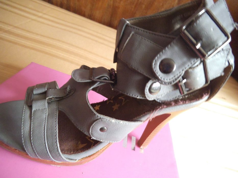 Дамски сандали номер 38-2 чифта