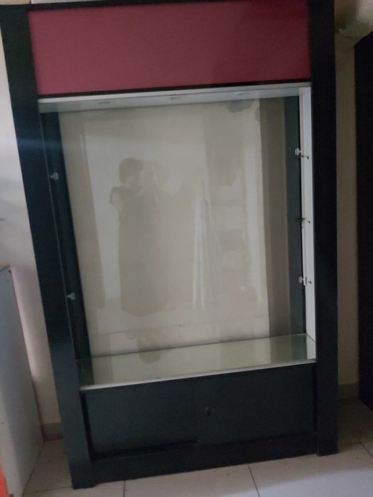 Витрины стеклянные с подсветкой