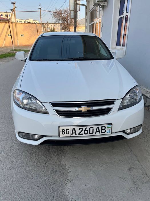 Avtomobil chevrolet jentra