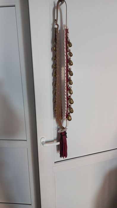 ZGARDA ZURGĂLĂI   , din piele si zurgălăi alama