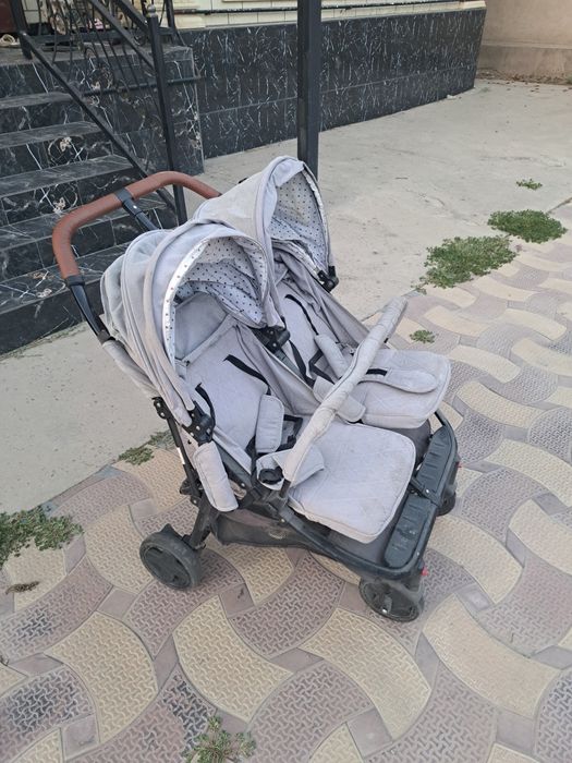 Коляска продаётся двухместная. Для близняшек