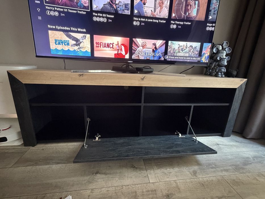 Продавам ТВ шкаф с размери 180 × 42 × 56,5 см.
