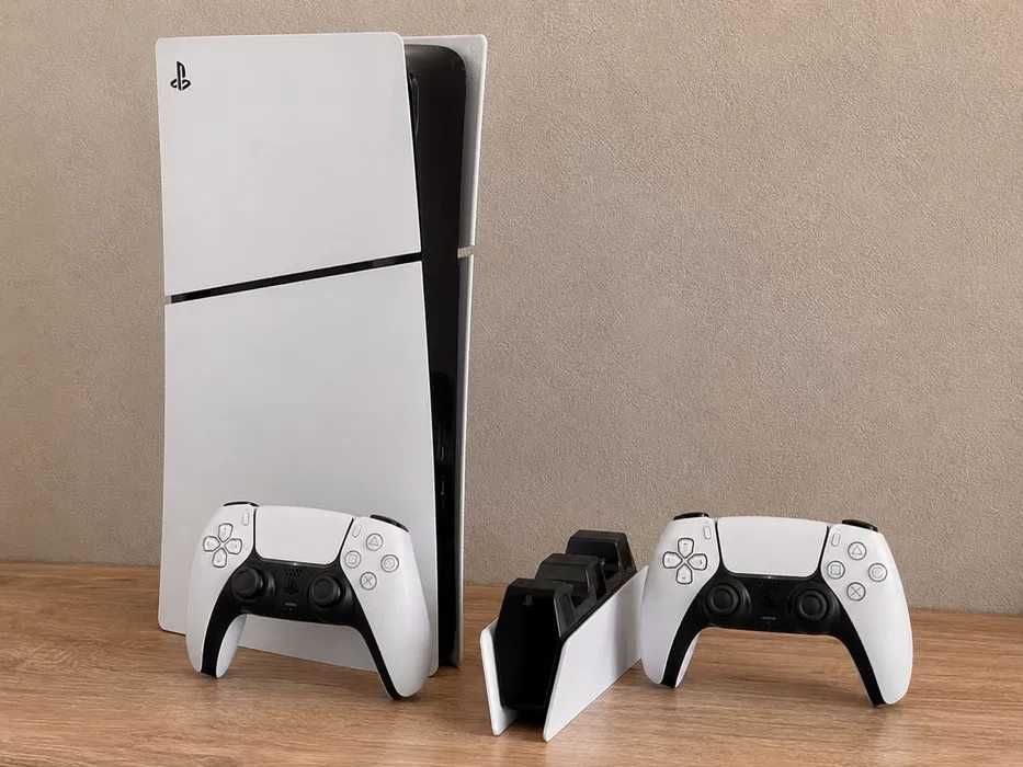 PlayStation 5 (PS5, версия с дисководом), 2 джойстика + игры