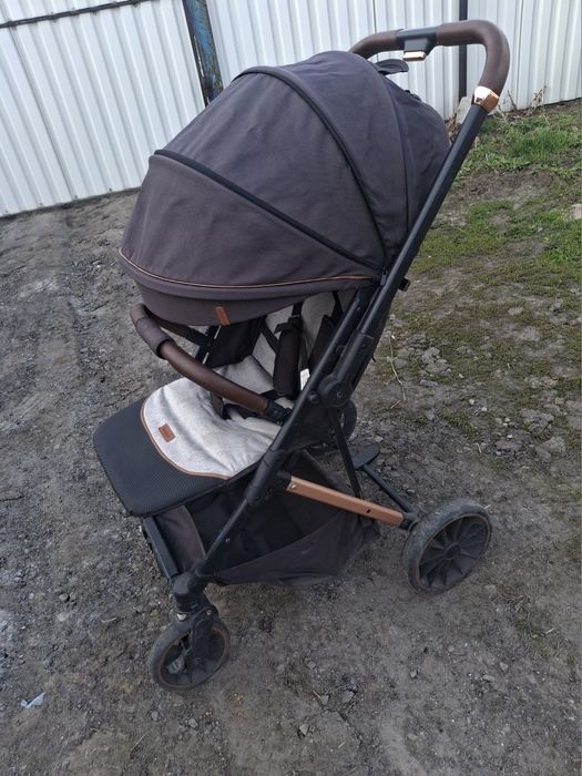 Продам детскую прогулочкую коляску