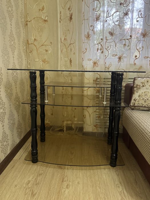 Стеклянный стол продам