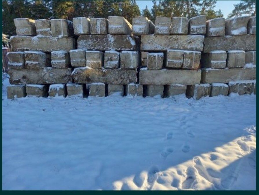 Фундаментные блоки, плиты перекрытия, кирпич.