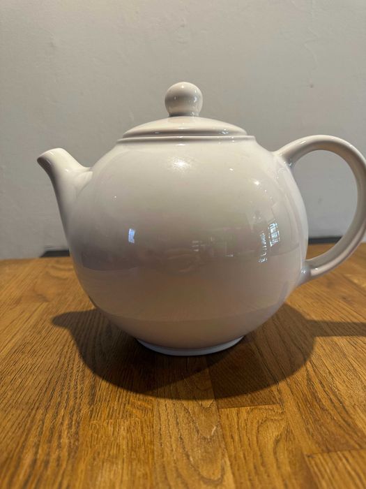Голям порцеланов чайник с капак – бял