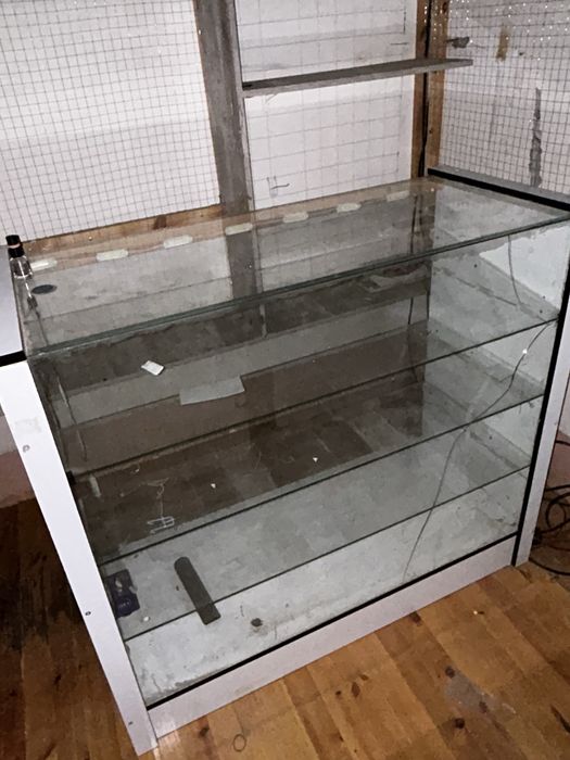 Aksesuar mebel va telefon polka sotiladi