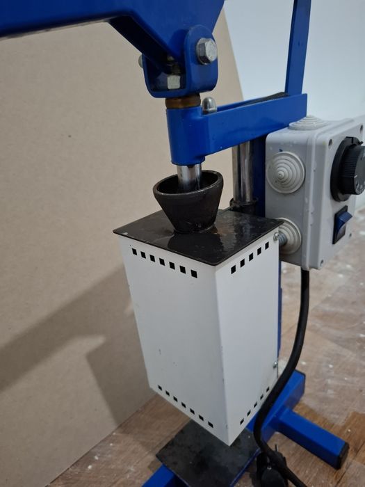 Ruchnoy plastmassa qòyadigan apparat sotiladi