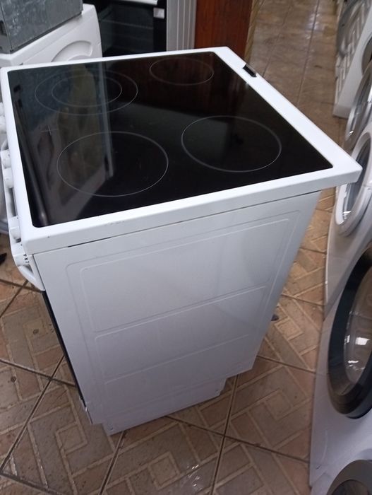 Свободно стояща печка с керамичен плот VOSS  с две години Гаранция!