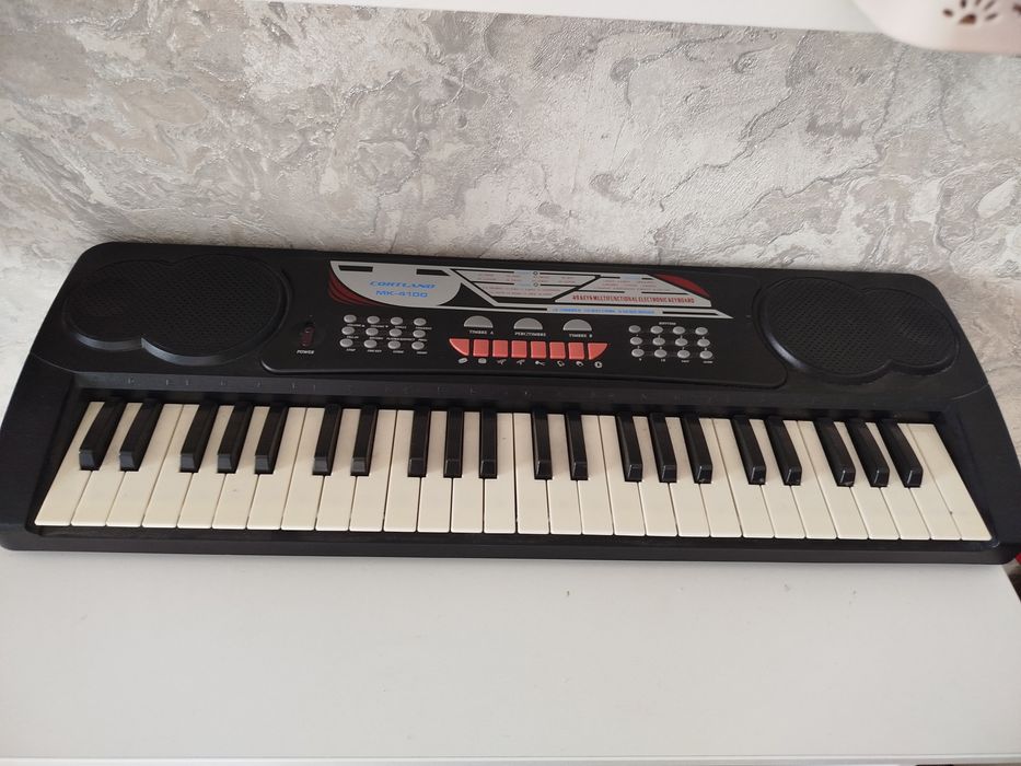 Продам синтезатор