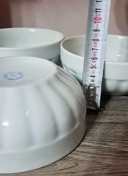 Ретро бели купи и чинии