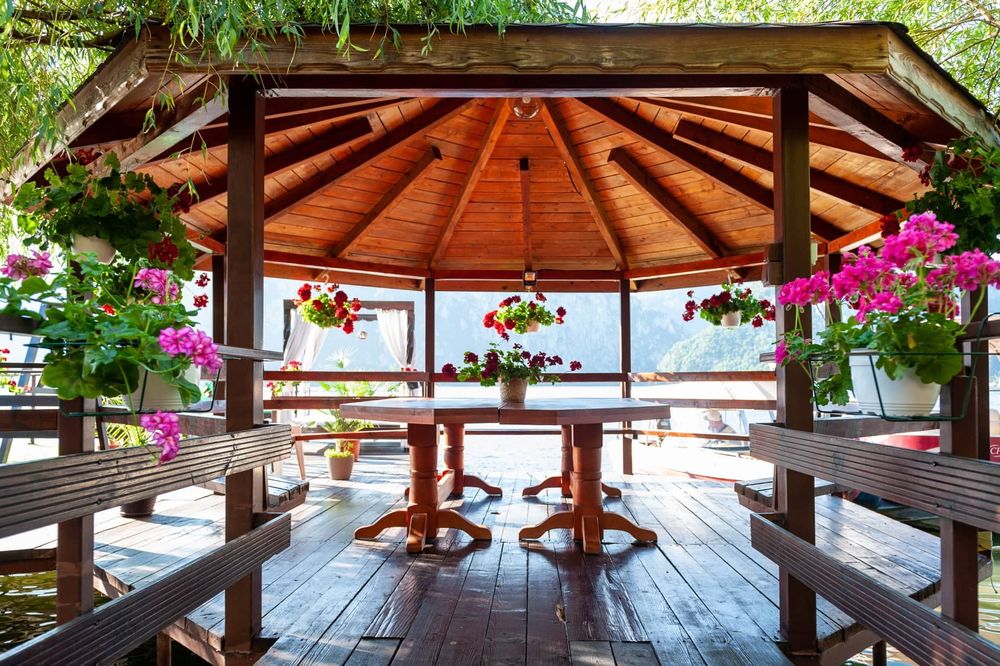 Vand pensiune  14 camere,in Dubova