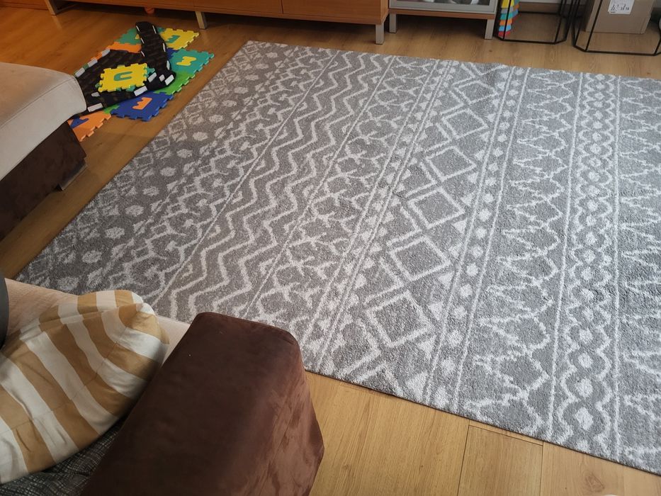 Килим, сив, ползван, в добро състояние.