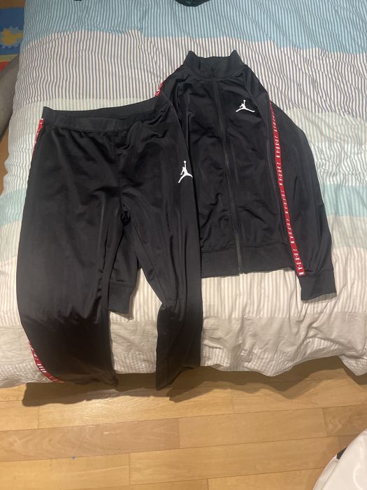 Compleu Jordan negru cu rosu