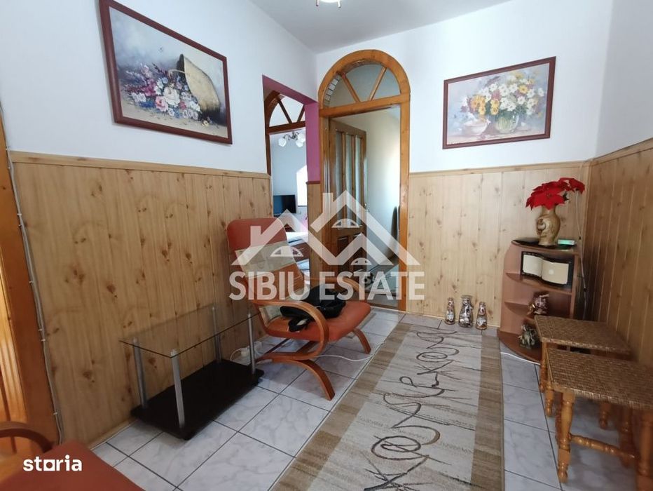 Apartament de vanzare cu 3 camere, decomandat - Valea Aurie