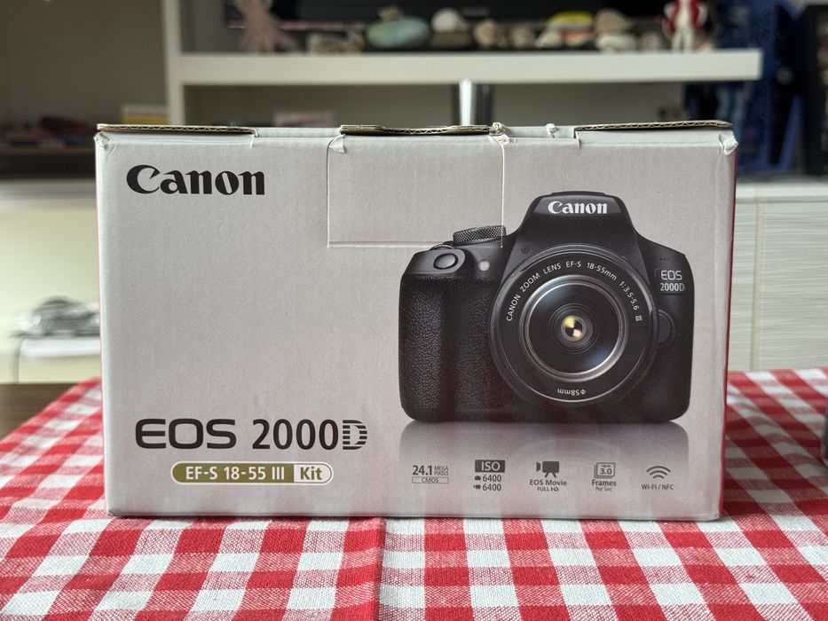 Фотоапарат Canon 2000D с обектив EF-S 18-55 |||