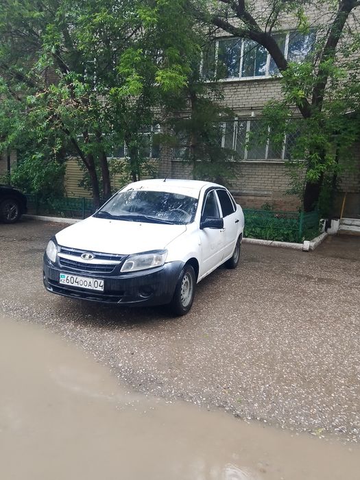 Продам авто Лада Гранта 22013 года бензин.