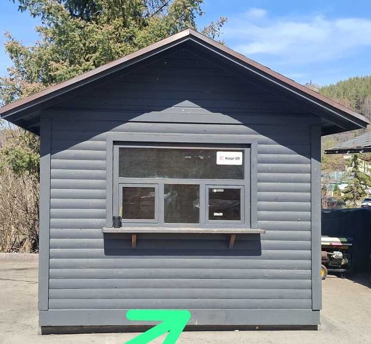 Деревянный ярмарочный домик