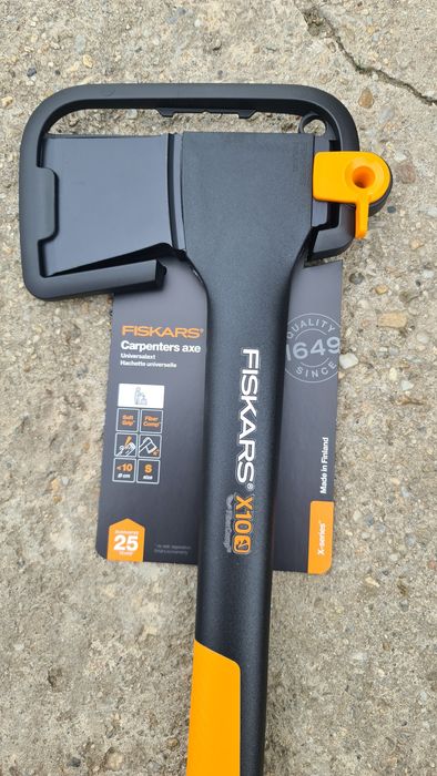 Topor Fiskars X10 Made în Finlanda Lamă Oțel carbon teacă protecție