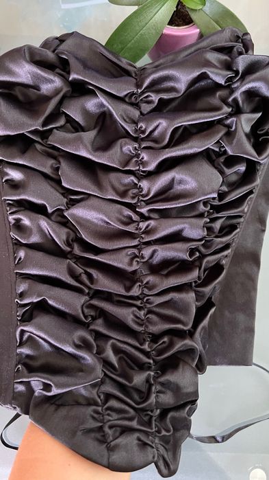 Продавам бюстие от сатен