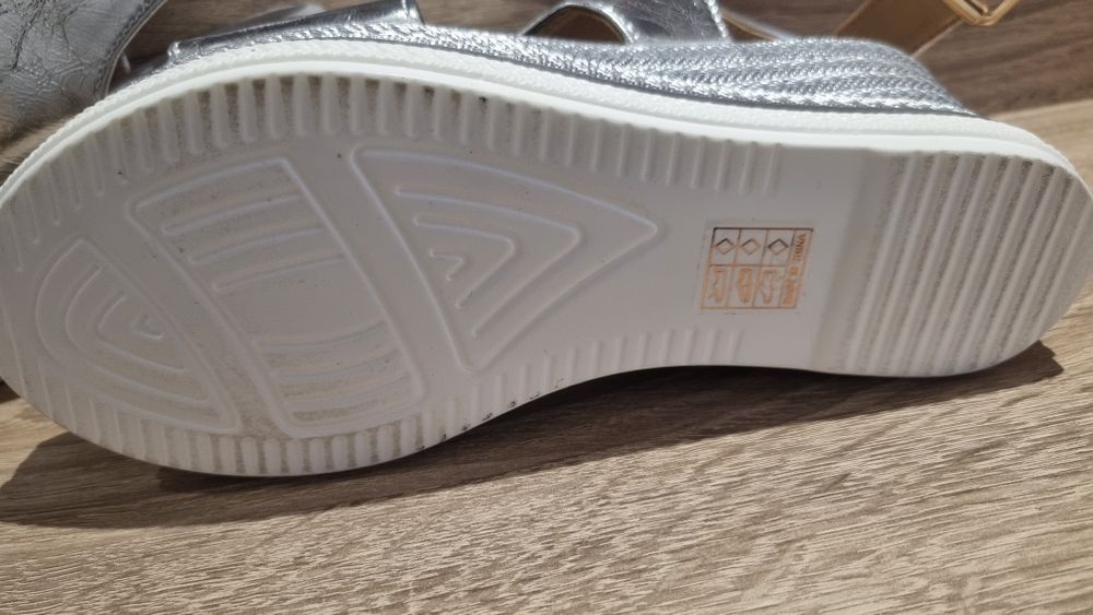 Чисто нови сандали 38